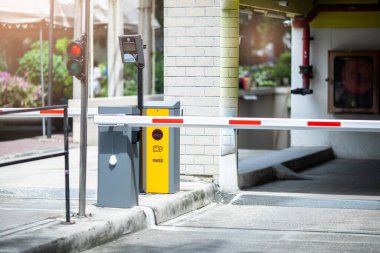 Otomatik bariyer geçit sisteminin RFID okuyucusuna seçici odaklanma. Otomatik ödeme sistemi ve plaka tanıma sistemi. RFID Konsepti.