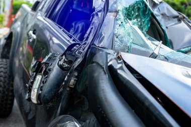 Kazadaki hasarlı aracın durumu. Araba çarptıktan sonra güvenlik camı kırılmış..