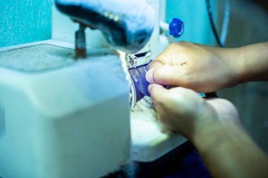 Optik bir mağazada gözlük lenslerini öğütmek ve budamak için makineye seçici odak.