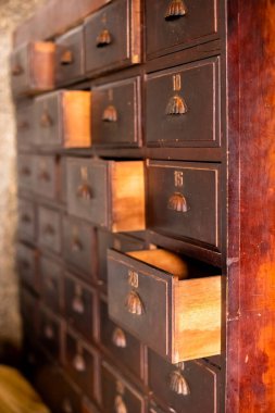 Eski ahşap çekmece desenlerinin klasik arka planı. Çin ya da Tayland bitkisel ilaç dükkanlarında eski ahşap desenli çekmeceler. Antika Asyalı nesneler. Ahşap.