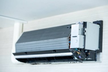 Klimaya evde ya da ofiste bavul olmadan seçici odaklanma.