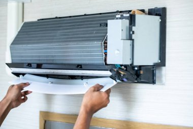 Bulanık teknisyenle soğutma bobini paneline seçici odaklanma, klimayı evde veya ofiste temizledikten sonra monte etmektir.