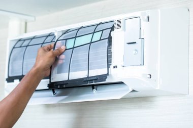 Toz filtresi için seçici odak. Teknisyenin bulanık eliyle evde ya da ofiste temizlik ve yıkamaya..