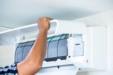 Bulanık teknisyenle soğutma bobini paneline seçici odaklanma, klimayı evde veya ofiste temizledikten sonra monte etmektir.