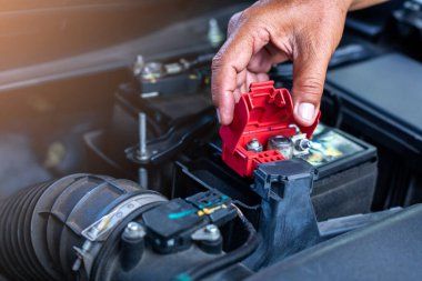 Otomatik mekanik kontrolüne ve arabadaki akünün bakımına odaklan. Servis ve bakım arabası veya araç.