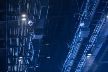 Mavi ışık tavanda parlıyor. Klima sistemi, kablosuz ağ cihazları ve bir sürü ampul var. Ticaret fuarları veya konserler için büyük toplantı odası.