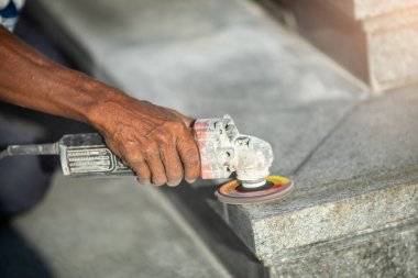 Kıyma makinesiyle mermer kesimi. Düz bir yüzeye granit öğüt.