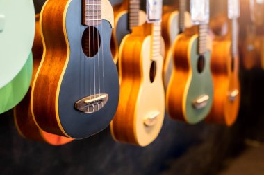 Müzik enstrüman mağazasındaki müzik galerisinde seçici odak çok fazla gitar var. Gitar gösterisi odası. Stüdyo dükkanı.