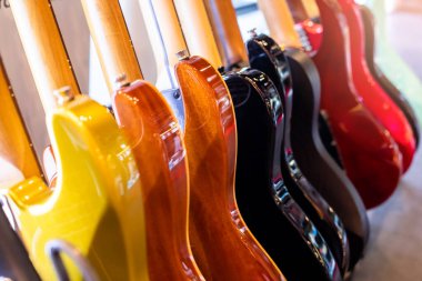 Müzik dükkanındaki elektro gitara, bir sürü elektro gitara, pop rock sanatçısının şarkı ve eğlence enstrümanına seçici odaklanma. Studi dükkanı..