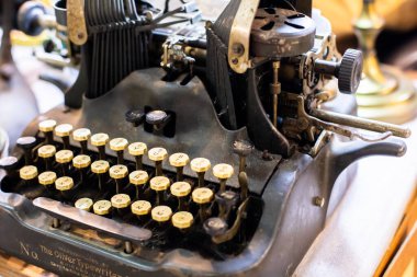Tayland Bangkok, 23 Eylül 2023 antika dükkanında klasik daktilo başlığı. Oliver. Hayır. 9 daktilo. Retro makine teknolojisi.