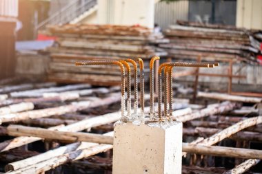 İnşaat alanında beton kolonun başındaki deforme olmuş bar. Beton sütunların oluşturulduğu alanda.