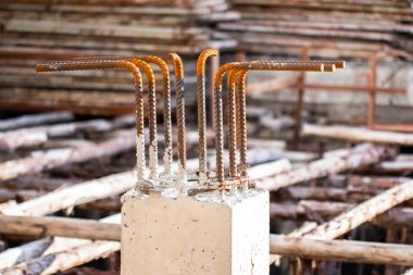 İnşaat alanında beton kolonun başındaki deforme olmuş bar. Beton sütunların oluşturulduğu alanda.