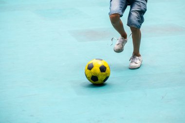 Futsal oyuncunun seçici odak noktası şut ve gol için topu kontrol etmesidir. kapalı spor.