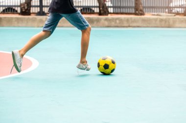 Bulanık futsal oyuncusu oynayan sarı topa seçici odaklanma. kapalı spor.