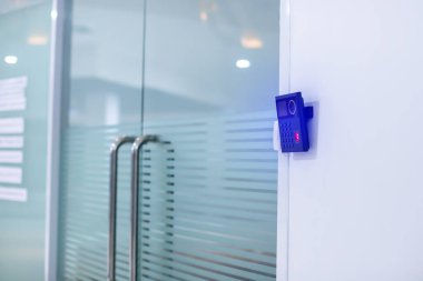 Ofisin ve apartmanın korunması için dijital kapı kilitleme sistemleri. Elektronik kapı kolu ve tuş pedi numaraları. Seçici odak