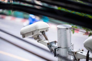 Bulanık kablo ve yollu CCTV kamerasına seçici odak. CCTV Sistemi.