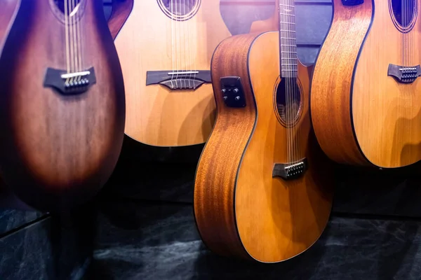 Müzik enstrüman mağazasındaki müzik galerisinde seçici odak çok fazla gitar var. Gitar gösterisi odası. Stüdyo dükkanı.