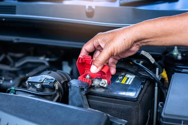 Selektivt Fokus Automatisk Mekaniker Kontrollera Och Underhålla Batteriet Bilen Service Stockfoto