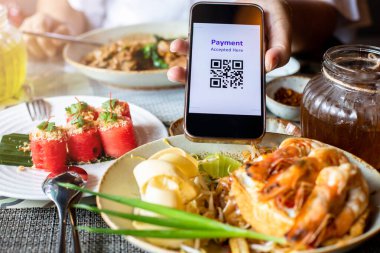 Bulanık Pad Thai 'li akıllı telefondan QR kod ödeme etiketi. Qr kod ödeme kavramı.