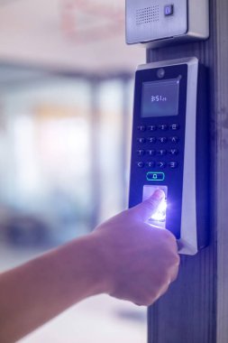 Parmak ile parmak tarama okuyucusu için seçici odak üzerinde tarama yapmaktır. Kontrol odasının ya da veri merkezinin kapısına ulaşmak için parmak taraması yapan elektronik kontrol makinesi. Veri güvenliği kavramı.
