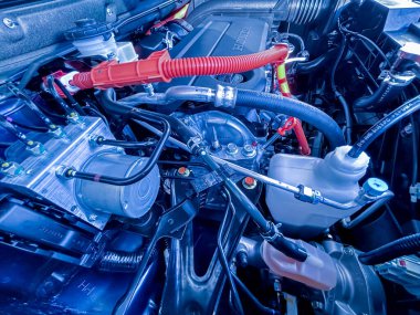 Melez otomotiv endüstrisinin seçici odağı modern araba motor odasının bir parçası, Makine tüm parçalarını ve açık kaputu gösteriyor. Yeni arabanın motor ve elektrik motoru..