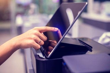 Modern mağazadaki bilgileri kontrol etmek için personelin parmak dokundurduğu tablet ekranın seçici odağı. Akıllı cihaz hakkında bilgi teknolojisi. Akıllı aygıt kavramı.