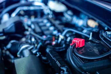Hibrit otomotiv motor odasındaki bataryaya seçici odaklanma. Kırmızı artı direk bataryası. Yeni Araç Motoru.