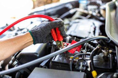 Seçici odak aracı elektrik kablolarıyla şarj ediyor.