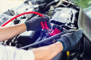 Seçici odak aracı elektrik kablolarıyla şarj ediyor.