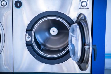 Nitelikli madeni para bez yıkamak için umumi odada çamaşır makinesi kullanıyordu. Kamuya açık bir odada çamaşır ve kurutma makinesi kullanımı kavramı. Bozuk Para İşleten Çamaşır Makineleri.