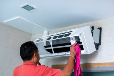 Klima teknisyeni temizledikten sonra klima kılıfını monte ediyor. Temizlik Servisi.