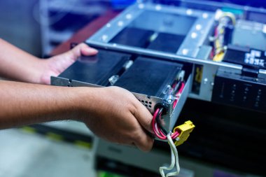 Teknik desteğe seçici odak, acil güç kaynağı için UPS bataryalarının değiştirilmesi.