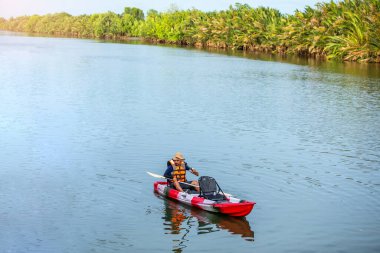 Turistler Tayland 'da kanalda kürek çekiyor. su sporları. 