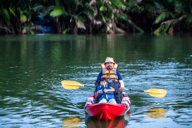 Samut Prakan Eyaleti - THAILAND-MAYIS 24, 2024: Turistler Sappasamit Kanalı 'nda kürek çekiyor. Samut Prakan Eyaleti, Tayland