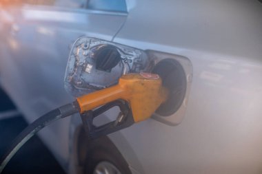 Benzin istasyonunda siyah arabaya yakıt dolduruyorum. Petrol ve gaz enerjisi.