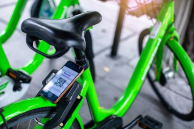 Bisikletteki akıllı telefondaki QR kod etiketi. Bisiklet kiralama parasını ödemek için QR kodunu tara. Motorun kilidini açmak için QR kodunu tara. Qr Kanunu ödeme kavramı.