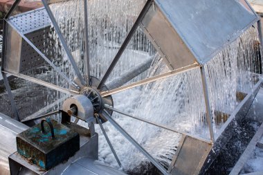 Tayland 'daki parkta su çarkı. Bangkok, Tayland 'daki büyük göletlerdeki atık su arıtma makinesi, su dağıtımı - Atık su arıtma makinesi çalışıyor.