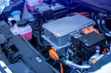 Motorlu EV motor bloğu kaput elektrikli araç yüksek güç ve çevre dostu sıfır emisyon altında. Güç treni ve güç bağlantısı olan elektrikli arabanın buharlaşması, elektrik sistemi..