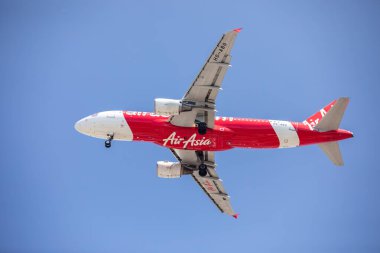 Tayland Bangkok, 13 Haziran 2025 AirAsia uçağının Boeing uçağı. Uçak, Don Mueang Uluslararası Havalimanı 'na inmek için tekerleklerini açıyor..