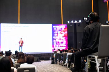 Bulanık video kamera seti olan kameramana seçici odak, konferans salonu veya seminer etkinliğinde hoparlör ve seyirciye kaydediliyor. Sergi fuar merkezi. kitle iletişim aracı kavramı.