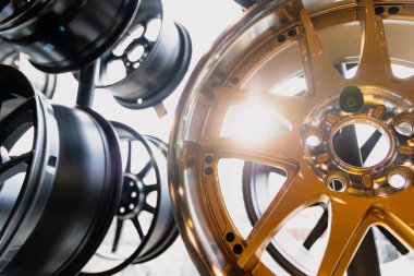 Gold Wheel Alloy Wheels Rim veya Mag Wheel yüksek performanslı oto parçası dekorasyonu. Modern lastik mağazasında alaşımlı tekerleklerle ayakta durun. Araba servisi merkezi..