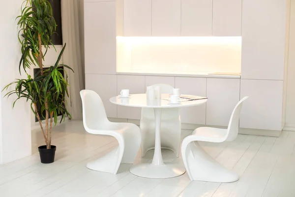 Elegante Comedor Blanco Con Mesa Redonda Grande Sillas Diseño Tazas —  Fotos de Stock