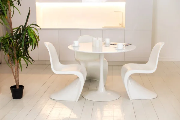 Geniş Yuvarlak Masalı Şık Beyaz Yemek Odası Tasarımcı Sandalyeleri Kahve — Stok fotoğraf