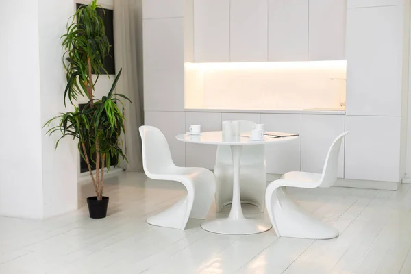 Beyaz Plastik Sandalyeler Mobilyalı Modern Mutfak Geniş Yuvarlak Masalı Şık — Stok fotoğraf