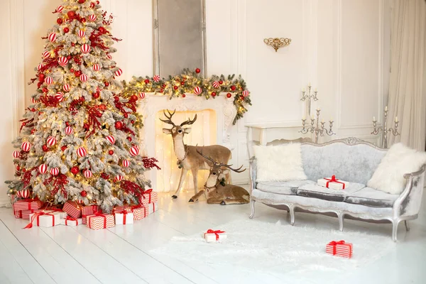 집에서 크리스마스를 보내자 새해가 붕괴된다 Xmas Tree 크리스마스 벽난로 소파를 — 스톡 사진