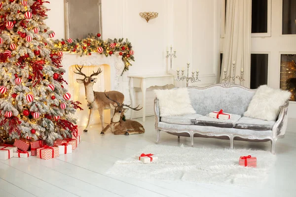 Κομψό Λευκό Σαλόνι Εσωτερικό Διακοσμημένο Χριστουγεννιάτικο Δέντρο Τζάκι Και Καναπέ — Φωτογραφία Αρχείου