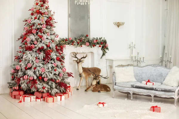 Κομψό Λευκό Σαλόνι Εσωτερικό Διακοσμημένο Χριστουγεννιάτικο Δέντρο Τζάκι Και Καναπέ — Φωτογραφία Αρχείου