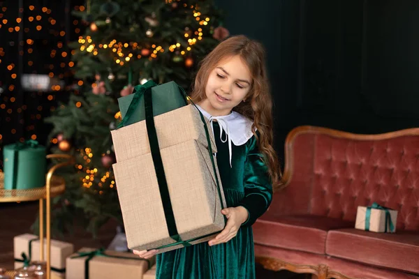 Szczęśliwa Mała Uśmiechnięta Dziewczyna Pudełkami Prezentów Świątecznych Przy Choince Przytulnym — Zdjęcie stockowe