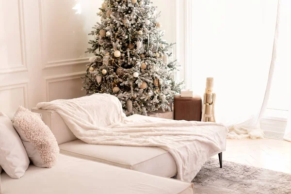 Sofá Confortável Com Três Almofadas Cobertor Interior Sala Brilhante Com — Fotografia de Stock
