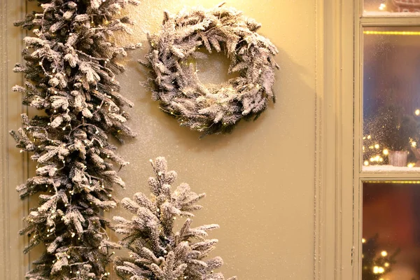 Вінтер Вітає Вінок Прикрашаючи Дім Xmas Різдвяні Ялинки Звисають Стіні — стокове фото